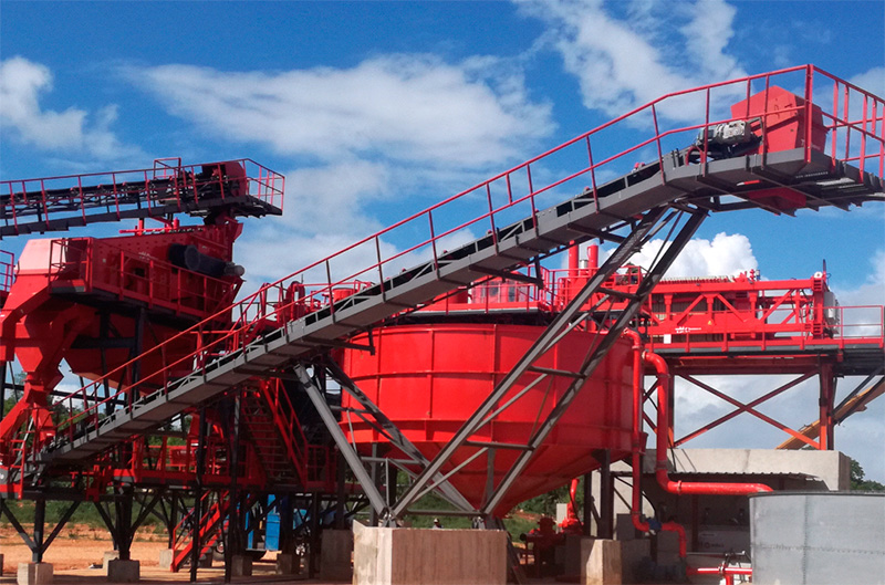 Stationary aggregate processing plant with linked conveyors and stockpiles