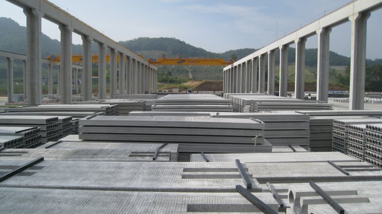 Finished precast concrete elements organised in a plant stockyard
